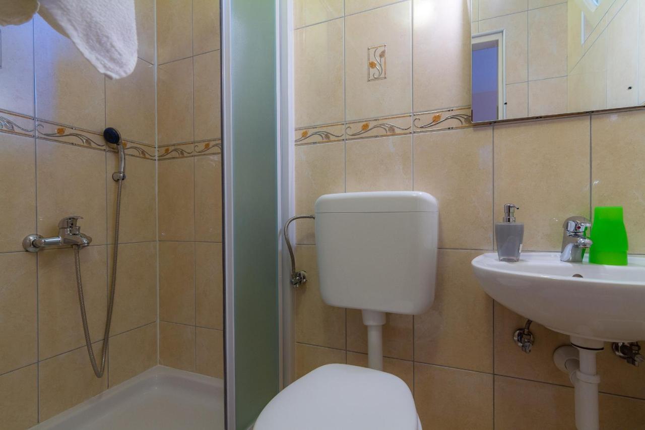 Apartman Haus Maja Banjol Exteriör bild