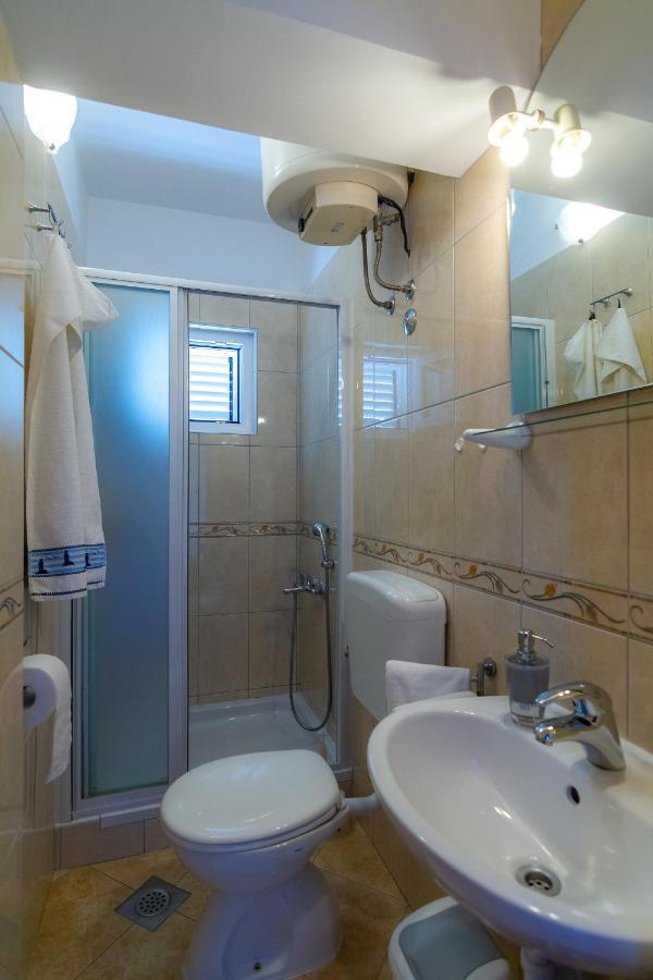 Apartman Haus Maja Banjol Exteriör bild