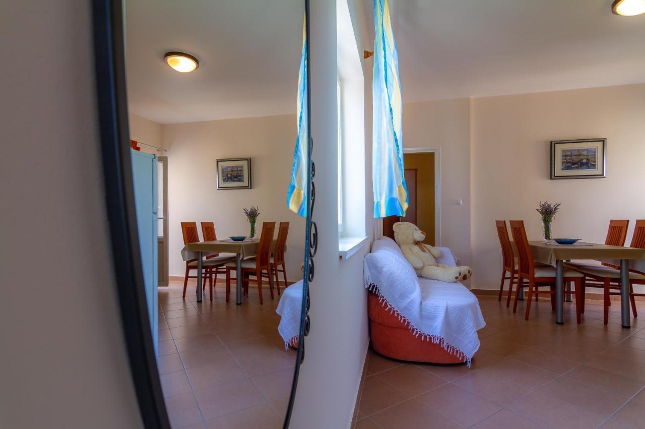 Apartman Haus Maja Banjol Exteriör bild
