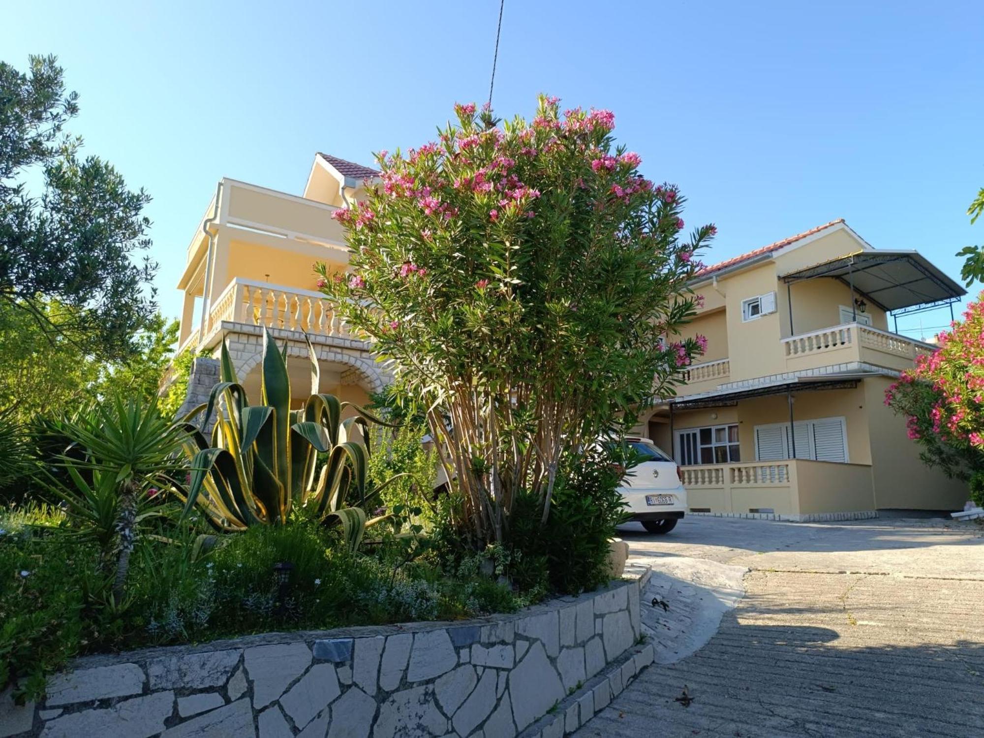 Apartman Haus Maja Banjol Exteriör bild