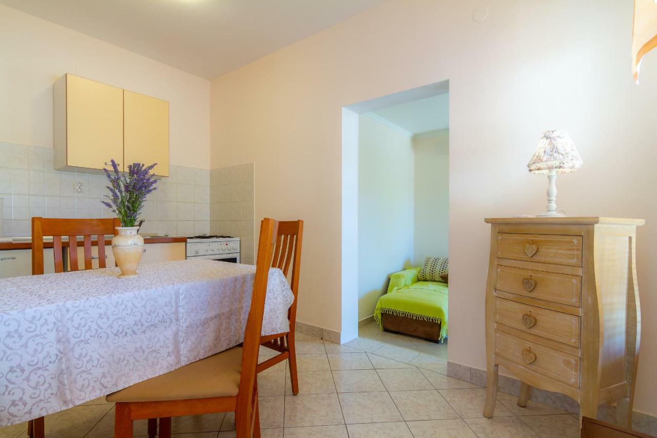Apartman Haus Maja Banjol Exteriör bild