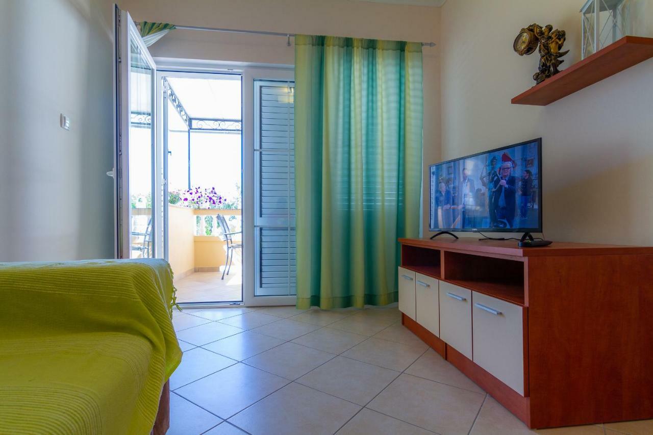 Apartman Haus Maja Banjol Exteriör bild