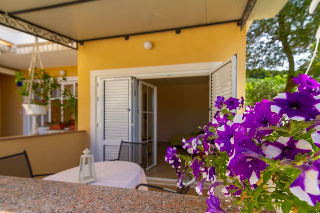 Apartman Haus Maja Banjol Exteriör bild